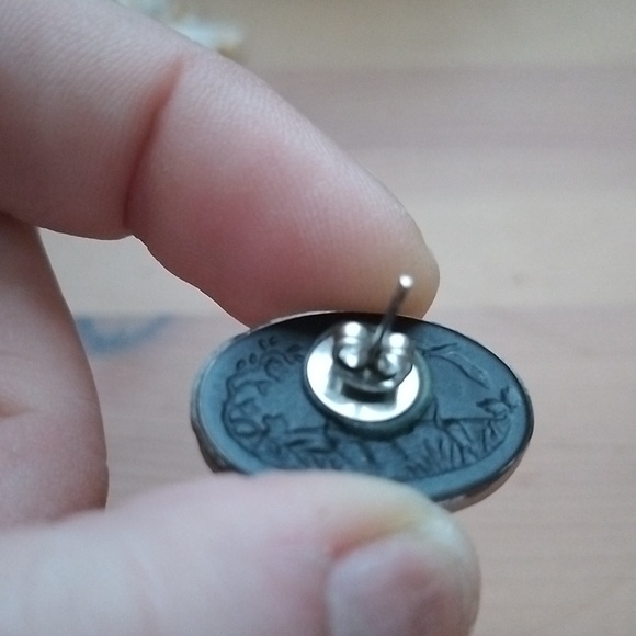 Vtg. Japanese Garden Reversed Painted Black w/ gold tone oval pierced earrings - Picture 4 of 6